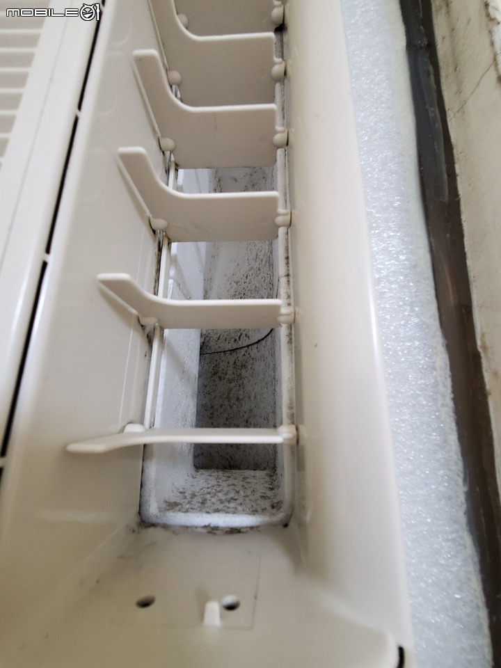 日立窗型冷氣的出風口內的保麗龍變得很髒