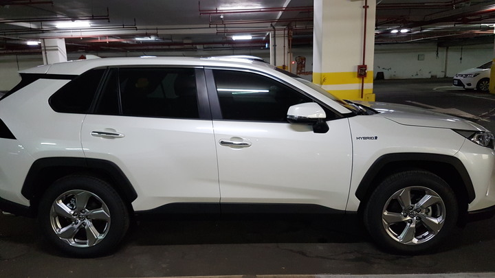 【請益】Rav4 5代珍珠白 原廠烤漆 色差問題