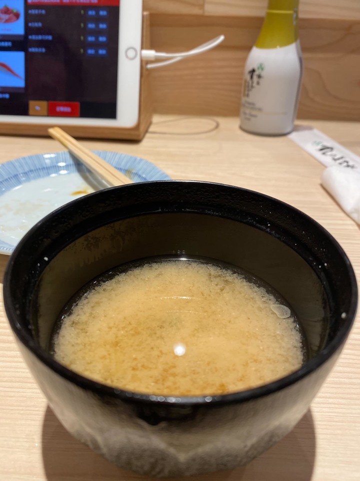 美登利壽司台北菜單價格 鮭魚握壽司海膽超新鮮!蟹膏手卷飽滿海味