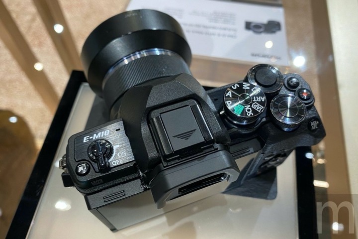 Olympus更新E-M10 Mark IV，增加自拍觸控操作、五軸機身防震與新感光元件