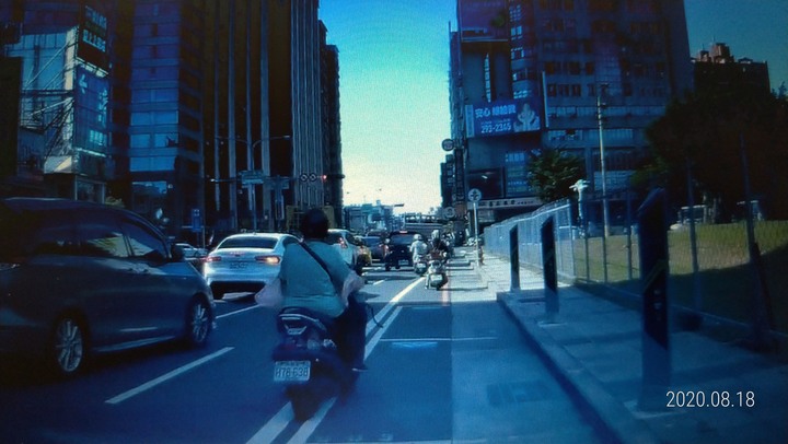 行駛至路肩，非變換車道行為，所以不用打方向燈？