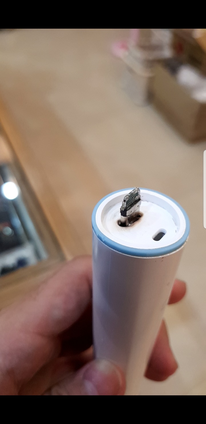 小米 T300 電動牙刷 充電到一半冒煙，燒塑膠的味道，充電口隆起