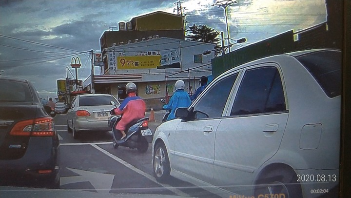 為何無法檢舉佔用機車優先道的汽車？