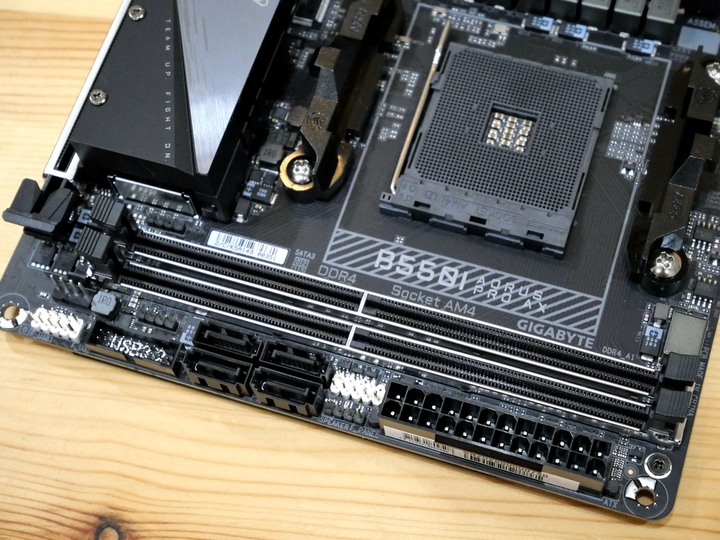 七奈米的小G機 feat. B550I AORUS x R7 4750G