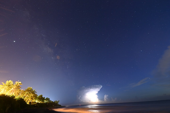 點我看大圖 英仙座流星雨(50秒內3顆)+銀河+閃電+夜間火砲,屏鵝公路海邊的晚上真是好熱鬧。
