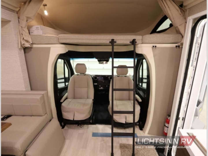 賓士自走式露營車，價錢非常的貴，來看看貴的有沒有