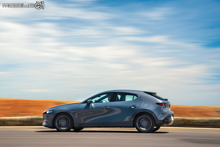 新年式 Mazda 3 五門旗艦進化型試駕 新色亮眼,配備新增更是重點!