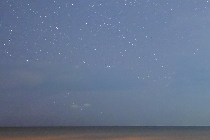 點我看大圖 英仙座流星雨(50秒內3顆)+銀河+閃電+夜間火砲,屏鵝公路海邊的晚上真是好熱鬧。