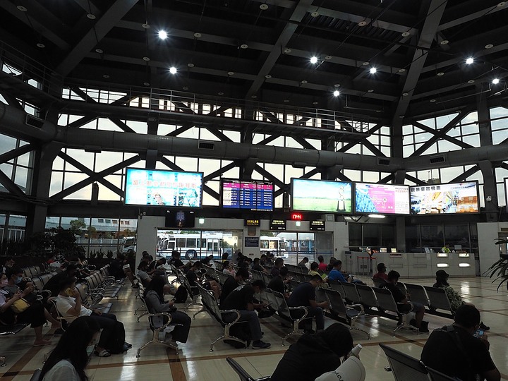 【小惡魔振興券】從高雄國際機場到澎湖機場 — 老狗的夏天「偽出國」行旅 — Day 1-1 啟程