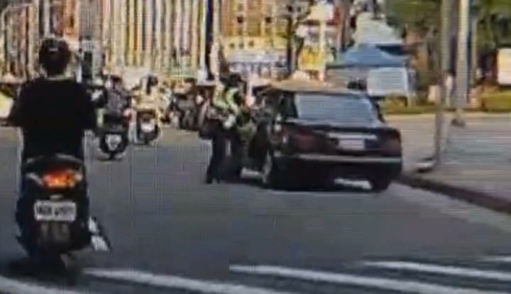 [有影片] 撞警又一樁！怕通緝被揭穿 北市嫌開車撞女警還拖行