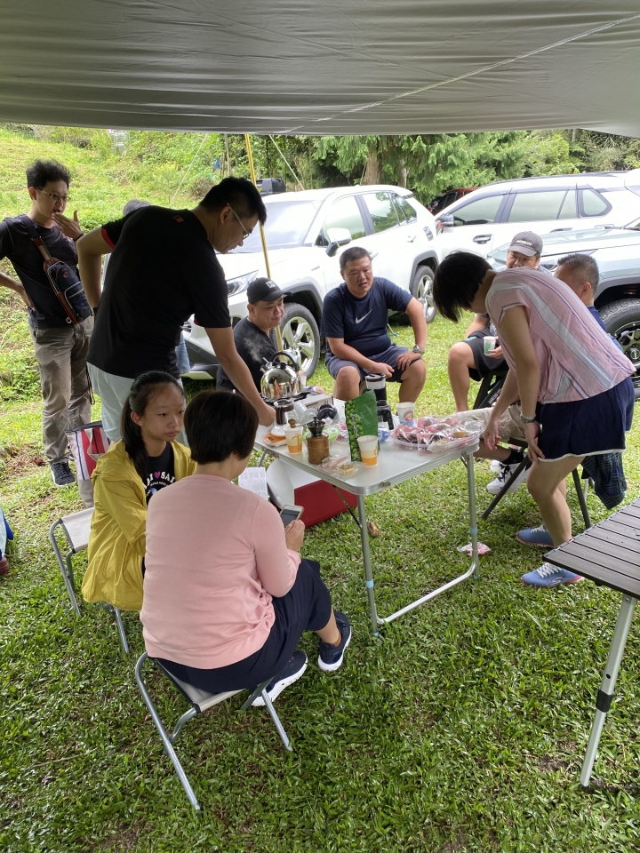 一群老皮車友秘境烤雞吃喝打屁