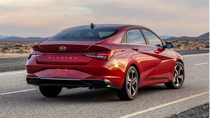 在等 Elantra 2021 一起蓋大樓