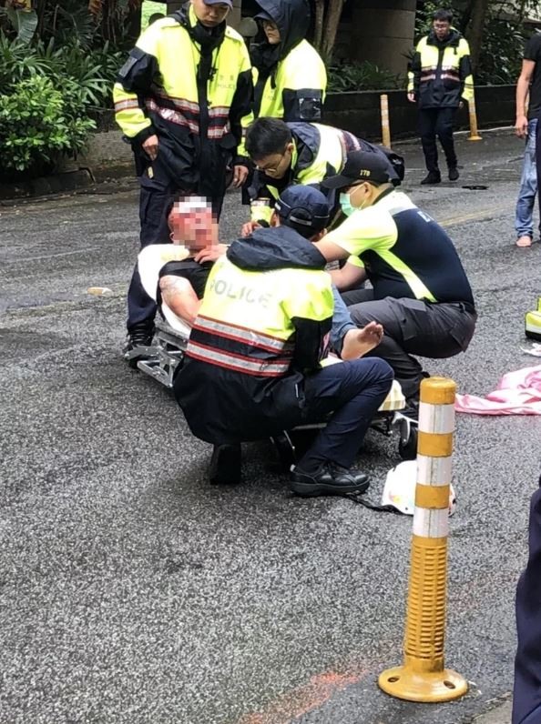 影/闖紅燈不滿BMW駕駛提醒 機車男亮實彈槍反被打趴