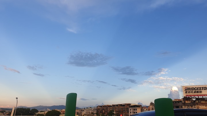 請問天空為什麼會分成兩種顏色？