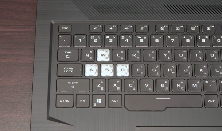 移動大視界 ASUS TUF GAMING F17 FX706LI 開箱