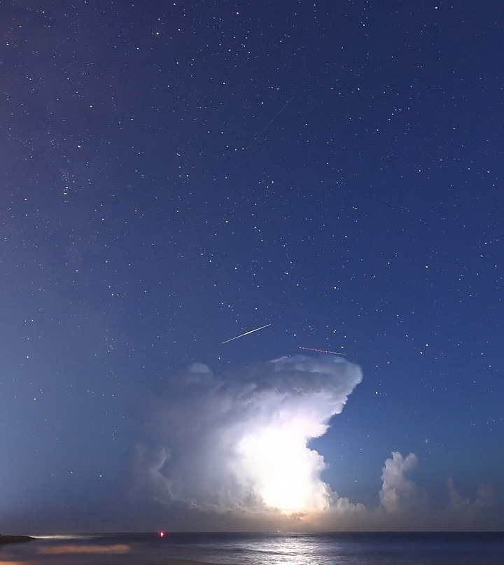 點我看大圖 英仙座流星雨(50秒內3顆)+銀河+閃電+夜間火砲,屏鵝公路海邊的晚上真是好熱鬧。