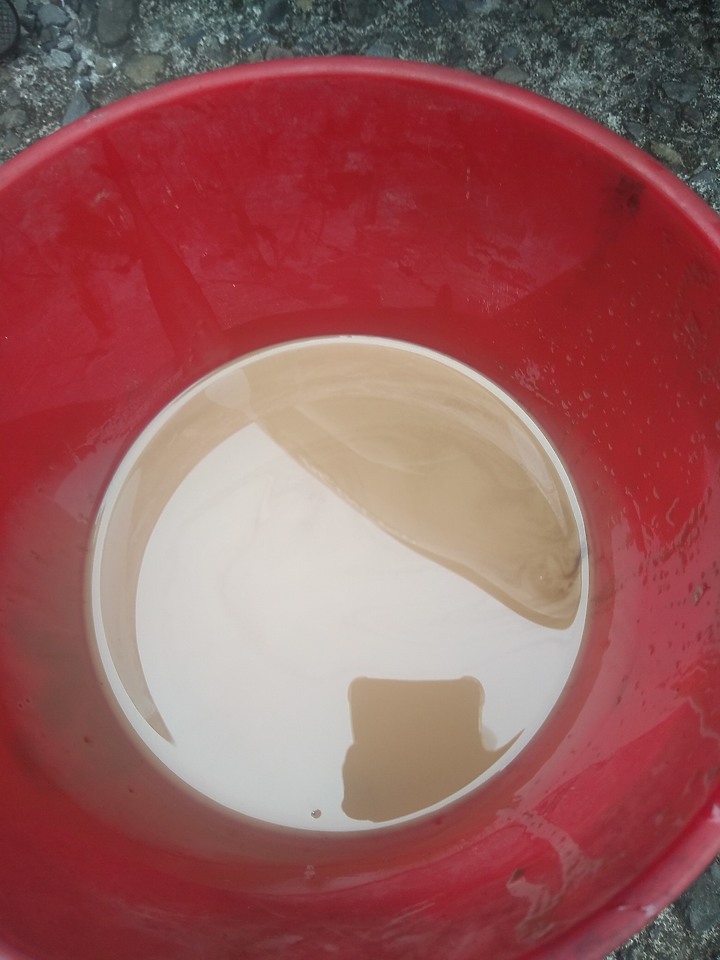 半年多齒輪箱進水變咖啡牛奶 換了五次機油才乾淨