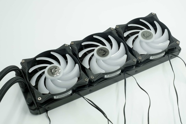 轉吧七彩散熱燈! 水冷套件降幾度?3900XT 超頻實測