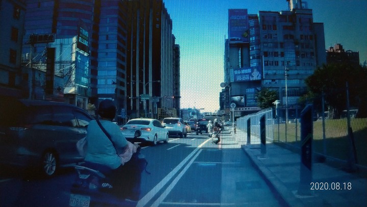 行駛至路肩，非變換車道行為，所以不用打方向燈？