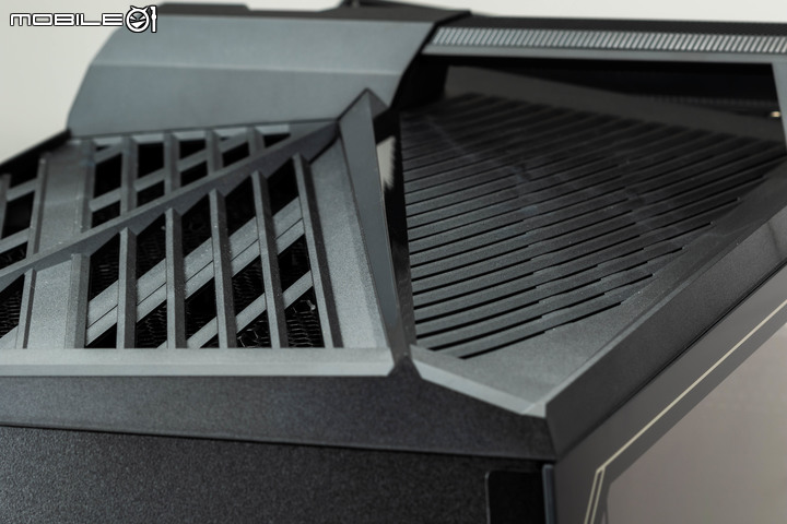 ROG STRIX GT35 電競主機實測 寬版機體擴充性與散熱兼具