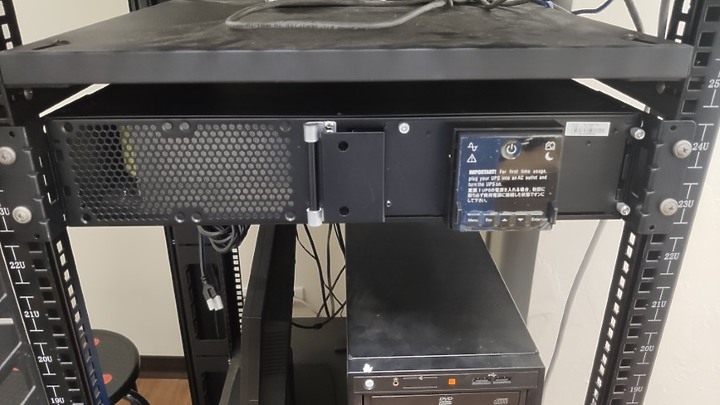 點我看大圖 CyberPower PR1500RT2U 不專業開箱