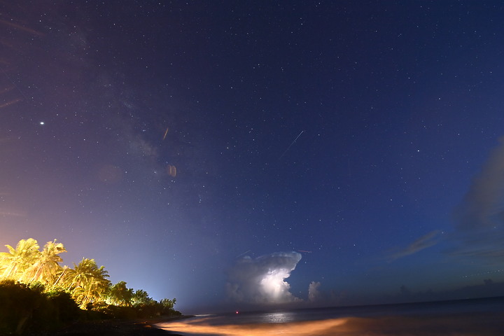 點我看大圖 英仙座流星雨(50秒內3顆)+銀河+閃電+夜間火砲,屏鵝公路海邊的晚上真是好熱鬧。