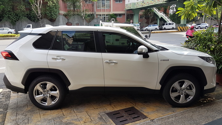 【請益】Rav4 5代珍珠白 原廠烤漆 色差問題