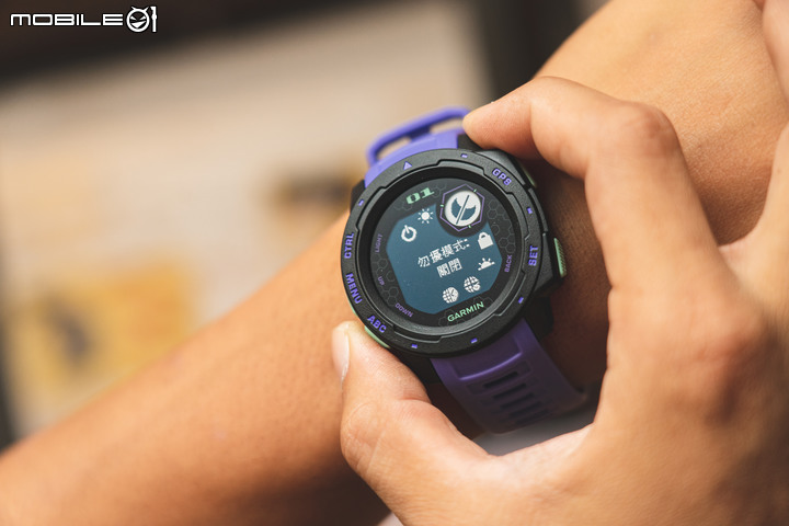 Garmin Instinct X EVA 聯名錶款開箱襲來！機體配色與帥氣的收藏盒都是亮點！