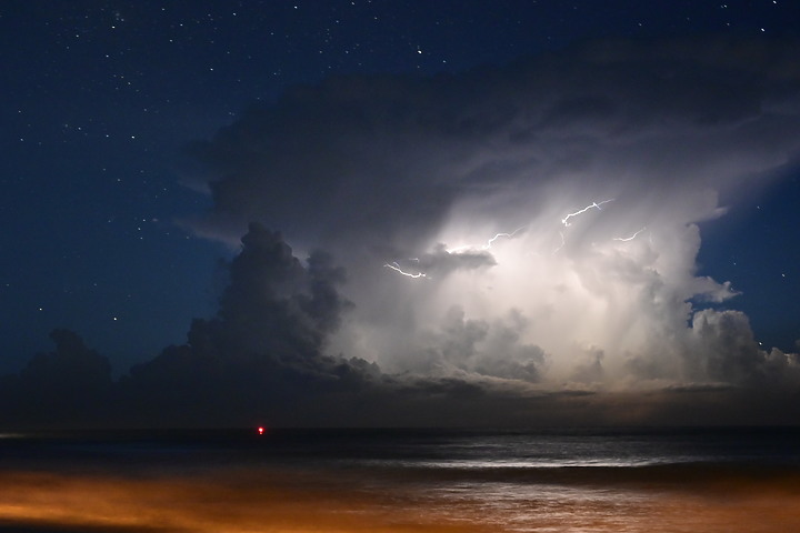 點我看大圖 英仙座流星雨(50秒內3顆)+銀河+閃電+夜間火砲,屏鵝公路海邊的晚上真是好熱鬧。
