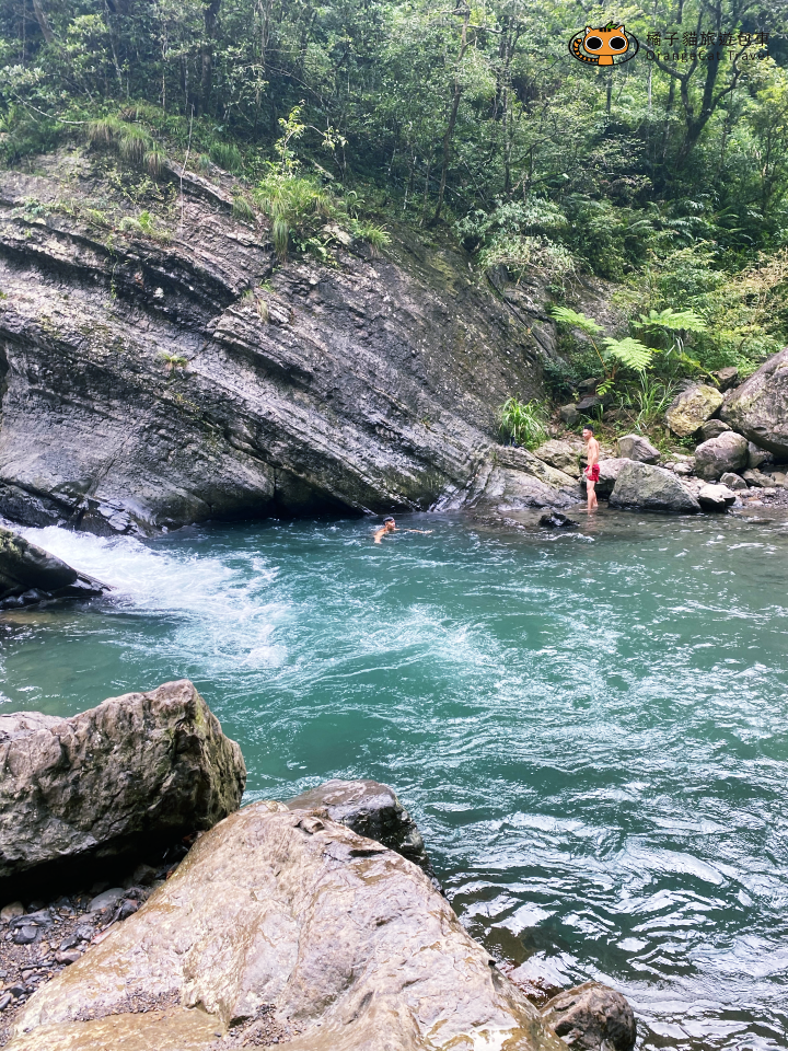 新北烏來入門溯溪|加九寮溪跳水、天然滑水道!