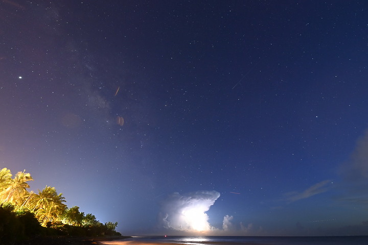 點我看大圖 英仙座流星雨(50秒內3顆)+銀河+閃電+夜間火砲,屏鵝公路海邊的晚上真是好熱鬧。