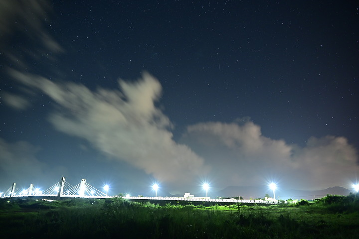 Nikon Z 24-200mm f/4-6.3加在Z6的開箱：車城龜山大橋及獅子鄉內獅國小前海邊銀河照。