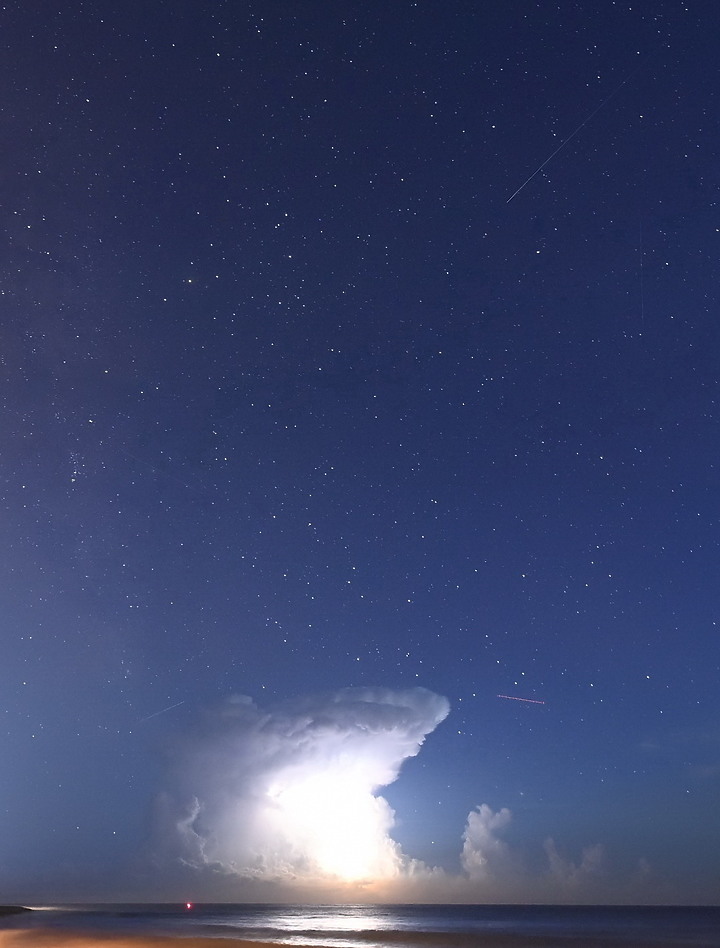 點我看大圖 英仙座流星雨(50秒內3顆)+銀河+閃電+夜間火砲,屏鵝公路海邊的晚上真是好熱鬧。