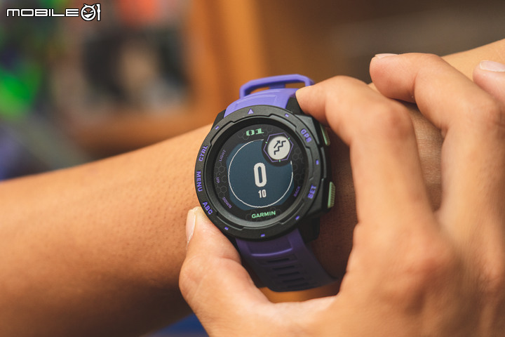Garmin Instinct X EVA 聯名錶款開箱襲來！機體配色與帥氣的收藏盒都是亮點！