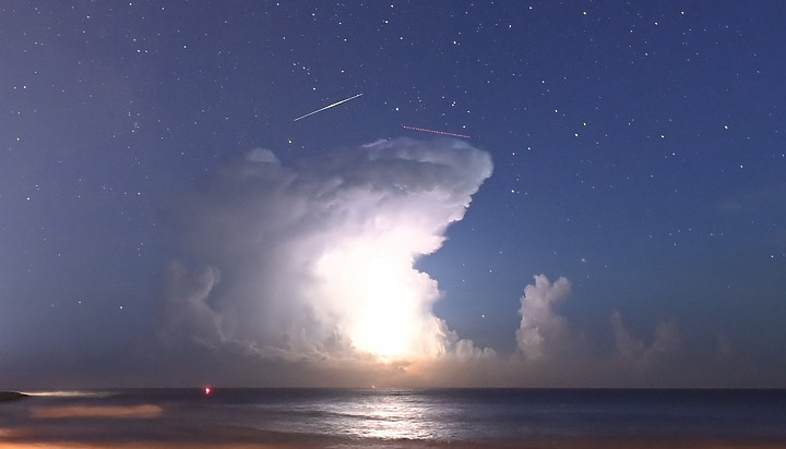 點我看大圖 英仙座流星雨(50秒內3顆)+銀河+閃電+夜間火砲,屏鵝公路海邊的晚上真是好熱鬧。