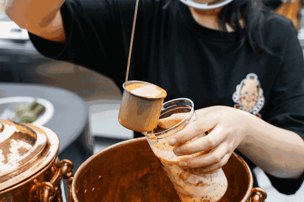 當代一大難題，牛奶易助眠，茶水易失眠，那麼喝奶茶會怎樣？