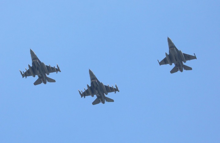 814空軍節前 嘉義基地F16戰機掛滿飛彈編隊升空
