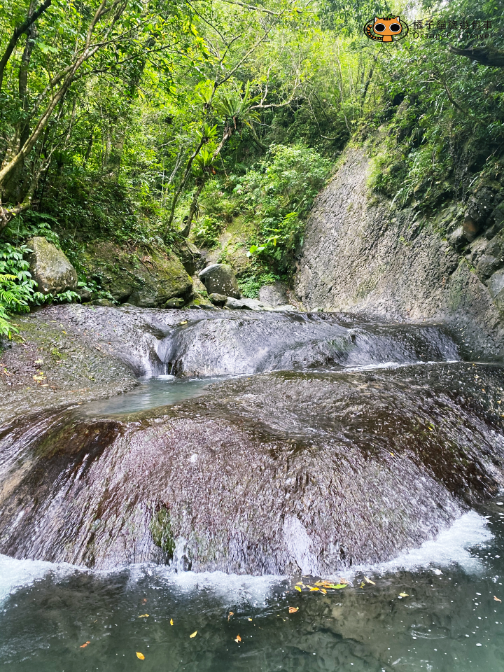 新北烏來入門溯溪|加九寮溪跳水、天然滑水道!