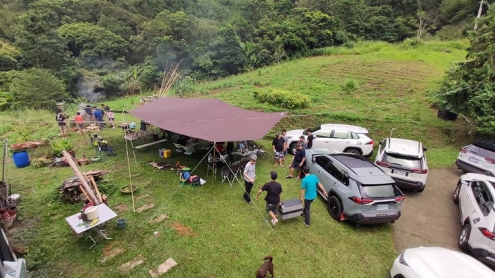 一群老皮車友秘境烤雞吃喝打屁