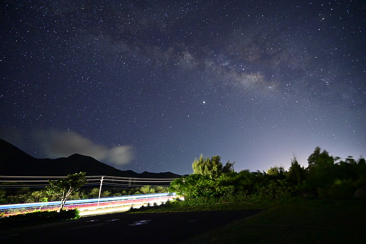 點我看大圖 英仙座流星雨(50秒內3顆)+銀河+閃電+夜間火砲,屏鵝公路海邊的晚上真是好熱鬧。
