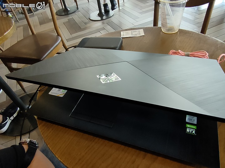 點我看大圖 不只潮還高質感,低調內斂好選擇,HP OMEN 17潮競系列。