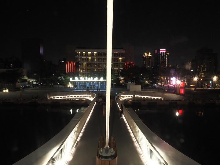 【小惡魔振興券】高雄市 鹽埕區 大港橋 — 全臺唯一會旋轉的行人橋