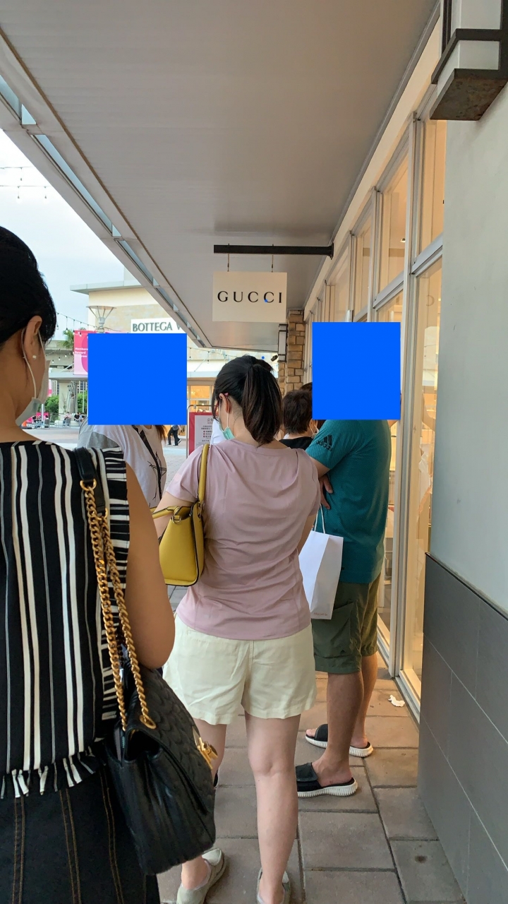 「開箱」GUCCI黑色帶綠紅側背包 & 黑色logo Tee