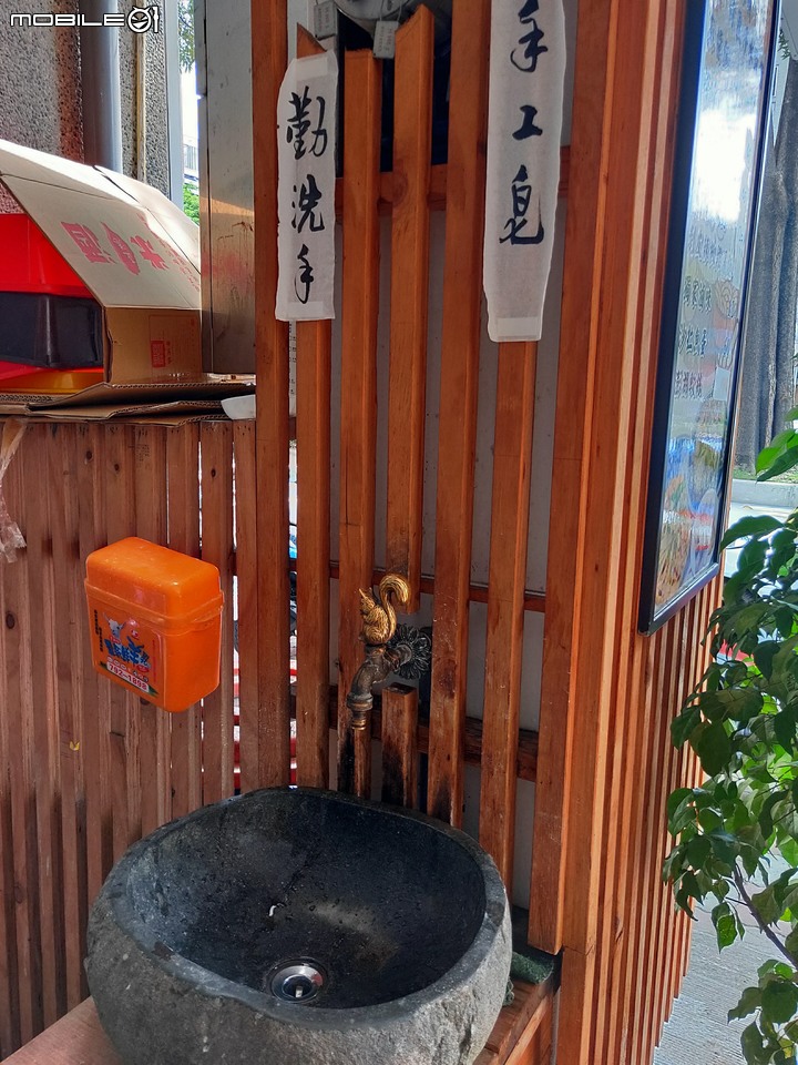 【小惡魔振興券】像畫廊的麵店 高雄王奇陽春麵CP爆表