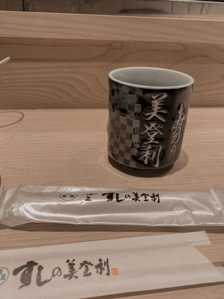 美登利壽司台北菜單價格 鮭魚握壽司海膽超新鮮!蟹膏手卷飽滿海味