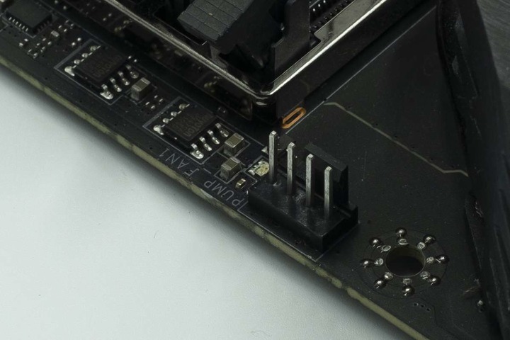 轉吧七彩散熱燈! 水冷套件降幾度?3900XT 超頻實測