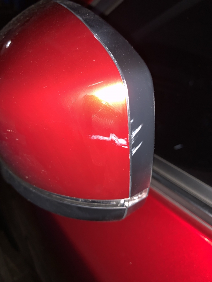 mazda 5不知道被什麼刮到