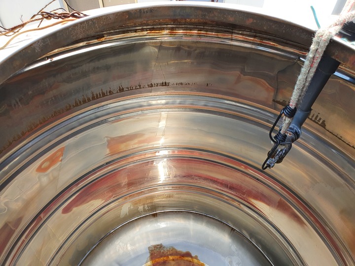 水塔底部這樣是正常的嗎? (已清洗過一次)