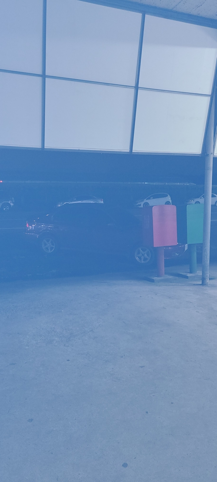 S20+ 用閃光拍照 畫面偏藍色