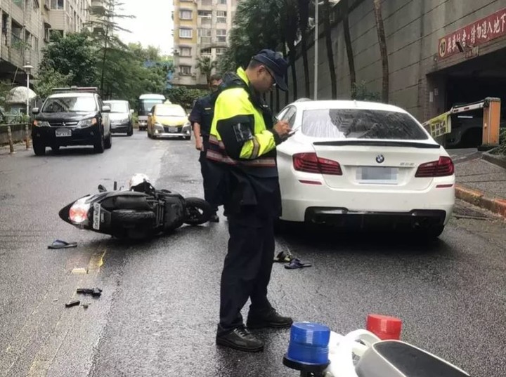 影/闖紅燈不滿BMW駕駛提醒 機車男亮實彈槍反被打趴